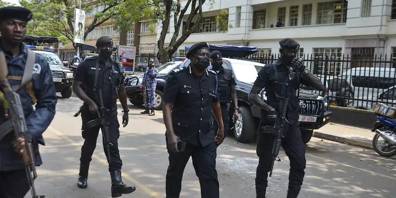 La polizia ugandese vicino al luogo dell'attentato, a Kampala (AP Photo/Ronald Kabuubi)