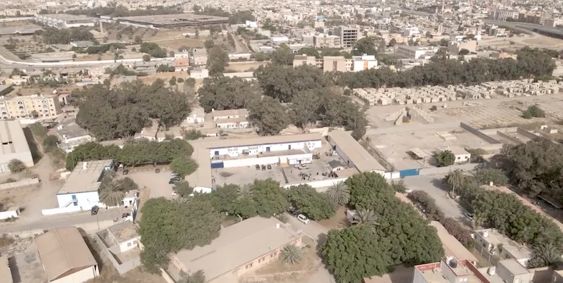 Il centro di detenzione per migranti di Al Mabani, in Libia, su cui Ian Urbina stava indagando prima di essere arrestato (Ian Urbina/Twitter)