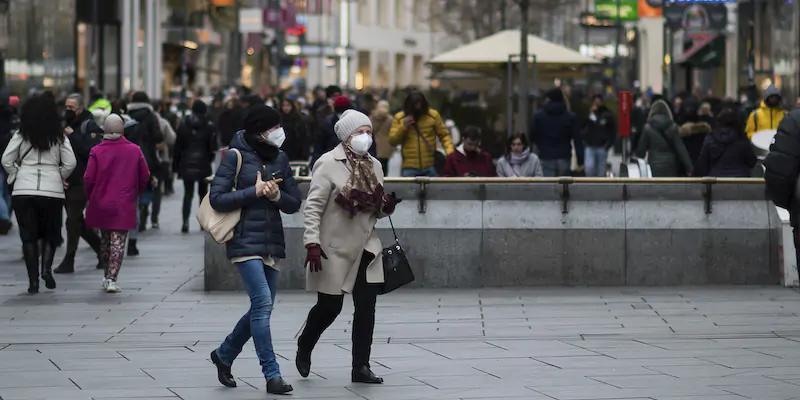 Persone che passeggiano a Vienna, in Austria (AP Photo/Michael Gruber)