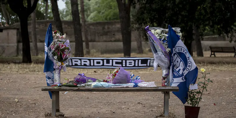 La panchina dove era seduto Fabrizio Piscitelli "Diabolik" quando venne ucciso (Foto Carlo Lannutti/LaPresse)