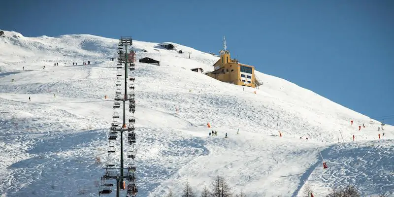 Sciatori a Sestriere sulla seggiovia verso il monte Bacchetta (Marco Alpozzi/LaPresse)