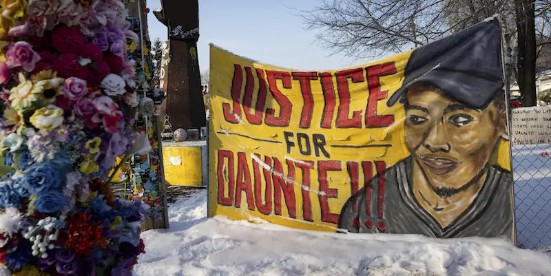 Uno striscione in memoria di Daunte Wright nella città di Brooklyn Center, Minnesota (AP Photo/Christian Monterrosa)