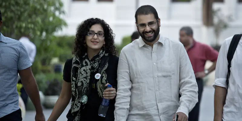Alaa Abdel Fattah con la sorella (AP Photo/Nariman El-Mofty, File)