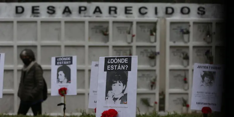 Commemorazione per i desaparecidos a Santiago del Cile (Foto Epa/Elvis Gonzalez)