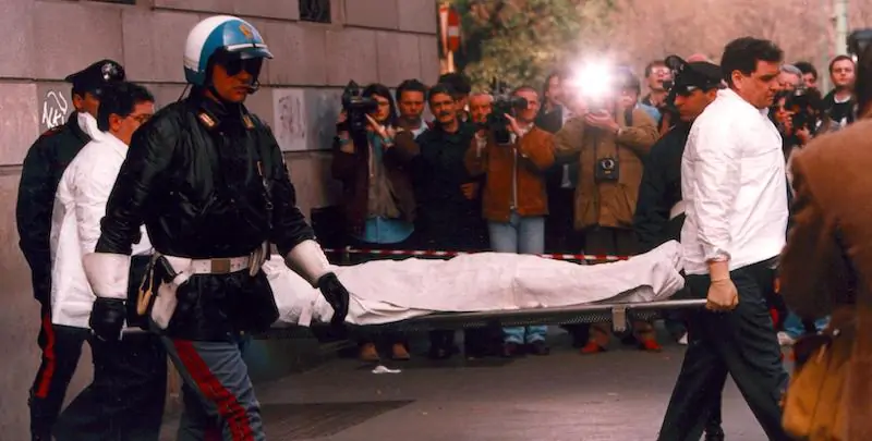 Il corpo di Maurizio Gucci viene portato via dal luogo del delitto, il 27 marzo 1995 (ARCHIVIO/ANSA)