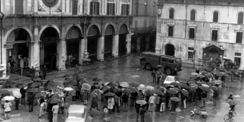 L'immagine dall'alto di piazza della Loggia, a Brescia, il 28 maggio 1974, poco dopo la strage (Foto Ansa)