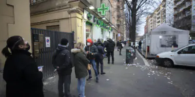 Covid-19-Italy: people lined up for swabs in front of pharmacies