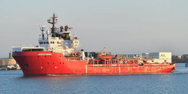La nave Ocean Viking della ong SOS Mediterranée ha ottenuto l’autorizzazione per far sbarcare in Sicilia 114 migranti