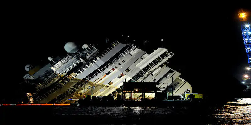 La Costa Concordia naufragata davanti all'isola del Giglio (Marco Secchi/Getty Images)