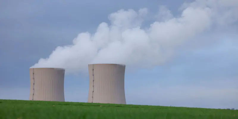 Le torri di raffreddamento della centrale nucleare di Grohnde (Sean Gallup/ Getty Images)