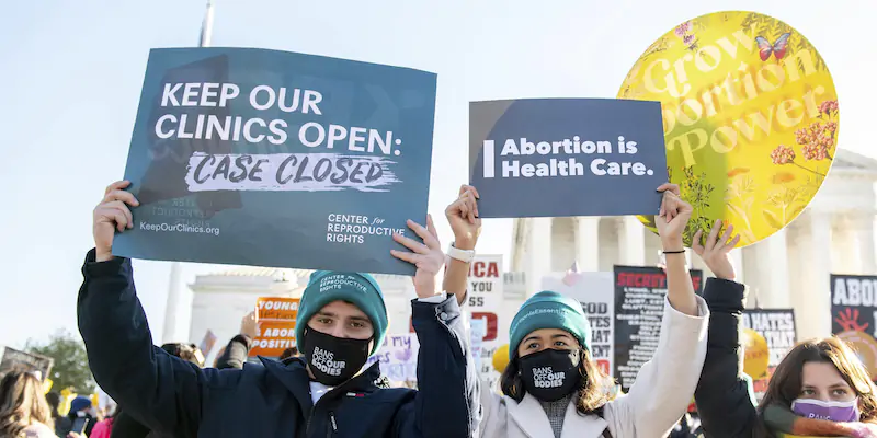 Attivisti in favore del diritto all'aborto manifestano davanti alla sede della Corte Suprema a Washington, il primo dicembre (Joy Asico/AP Images for the Center for Reproductive Rights)