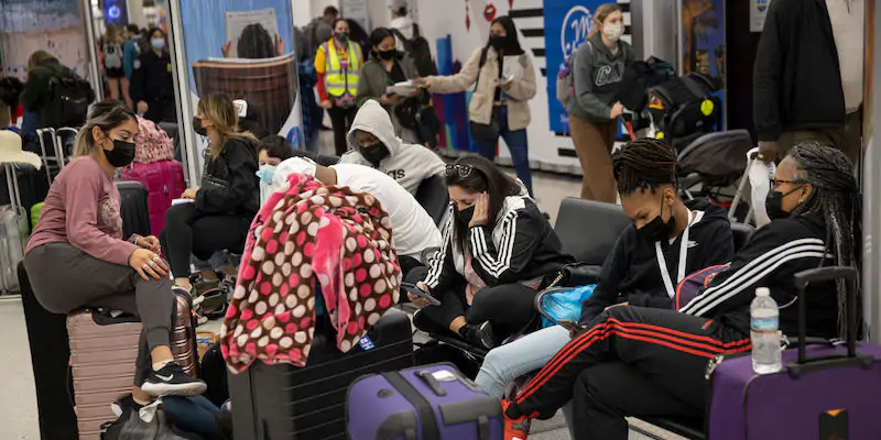 Persone in attesa all'aeroporto di Miami, giovedì 23 dicembre (Joe Raedle/ Getty Images)