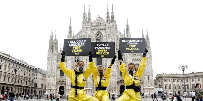 Tre attiviste dell'organizzazione per i diritti degli animali Peta manifestano contro l'utilizzo delle pellicce in piazza Duomo a Milano, il 24 settembre 2020 (ANSA/ Mourad Balti Touati)