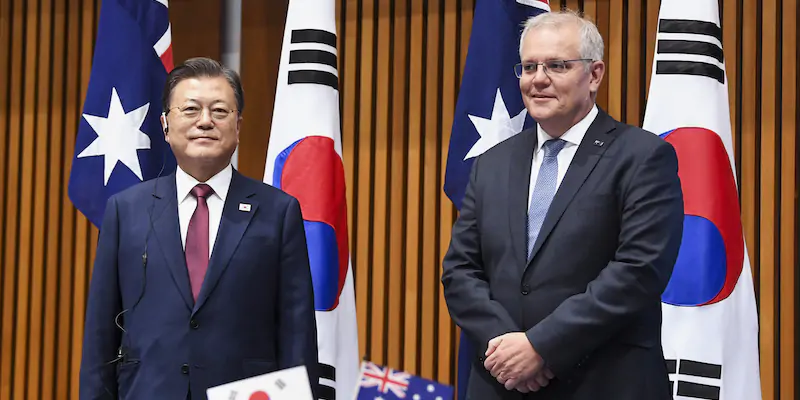 Il presidente della Corea del Sud Moon Jae-in e il primo ministro australiano Scott Morrison a Canberra, in Australia, in occasione della firma del patto (Lukas Coch/POOL via AP)