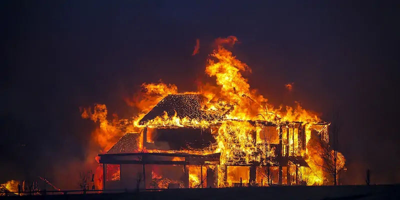 Una casa brucia a Louisville, in Colorado. (Marc Piscotty/Getty Images)
