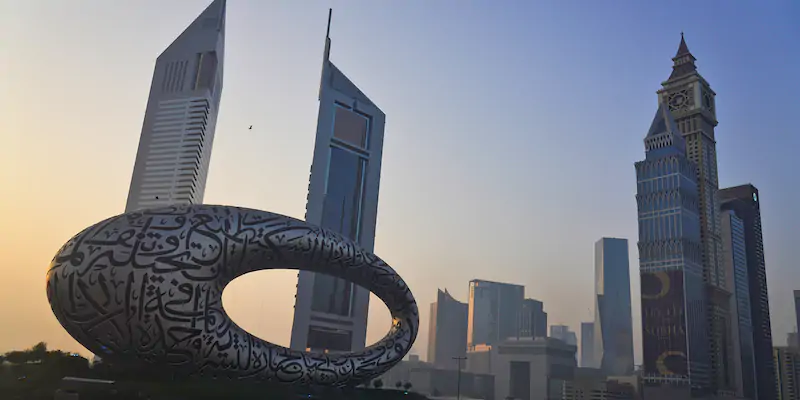 Il Museo del futuro di Dubai, con la città sullo sfondo (AP Photo/Jon Gambrell)
