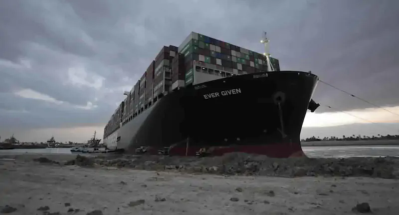 La nave portacontainer Ever Given incagliata nello stretto di Suez (Suez Canal Authority via AP, File)