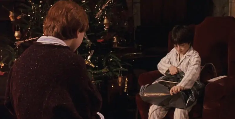Harry Potter riceve in regalo il mantello dell'invisibilità che apparteneva a suo padre ("Harry Potter e la pietra filosofale", 2001)