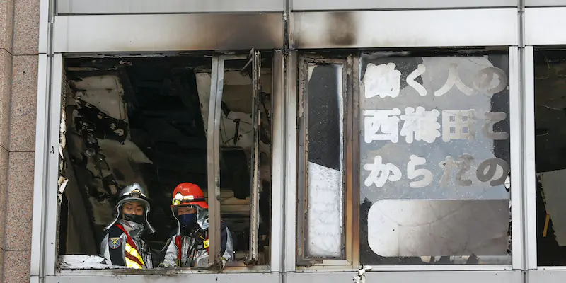 I soccorsi sul luogo dell'incendio (Kyodo News via AP)