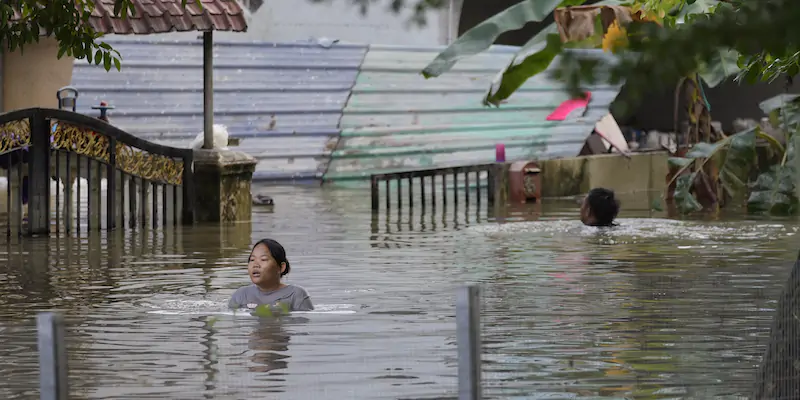 Un'immagine delle conseguenze dell'inondazione (AP Photo/Vincent Thian)