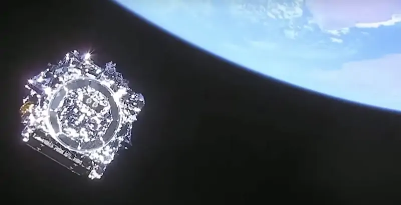 Il JWST poco dopo il lancio, con la Terra sullo sfondo (NASA)