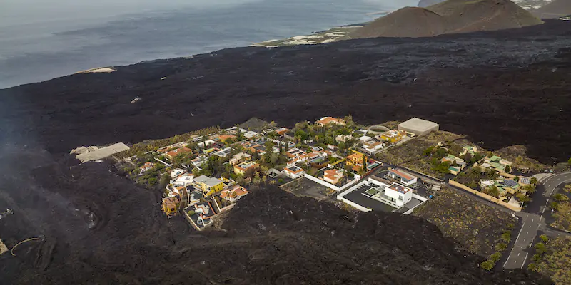 Case isolate dalla lava a La Palma, il 6 dicembre 2021 (AP Photo/Emilio Morenatti, La Presse)
