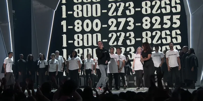 Il rapper Logic durante l'esibizione agli MTV Video Music Awards nel 2017 (YouTube)