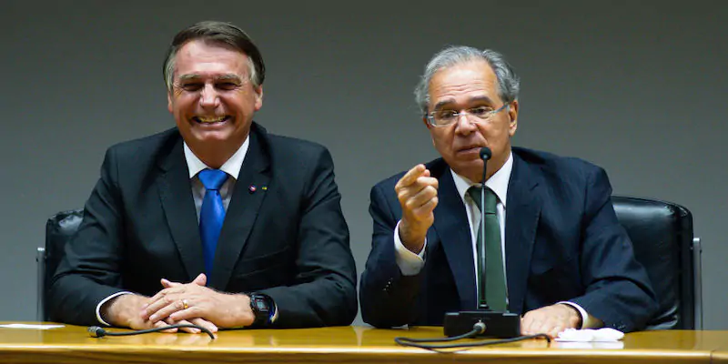 Il presidente del Brasile Jair Bolsonaro (a sinistra) col ministro dell'Economia del paese Paulo Guedes durante una conferenza a Brasilia, lo scorso 22 ottobre (Andressa Anholete/ Getty Images)