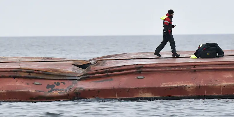 Una delle due navi coinvolte nell'incidente nel mar Baltico, capovolta (Johan Nilsson/TT via AP)