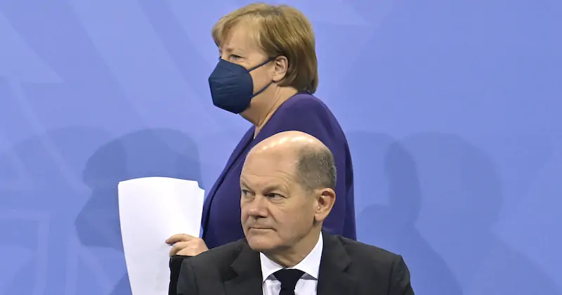 La cancelliera tedesca uscente Angela Merkel e il suo successore, Olaf Scholz, durante la conferenza stampa di giovedì sulla situazione dell'epidemia in Germania (John Macdougall/ AFP-Pool/ dpa via AP)