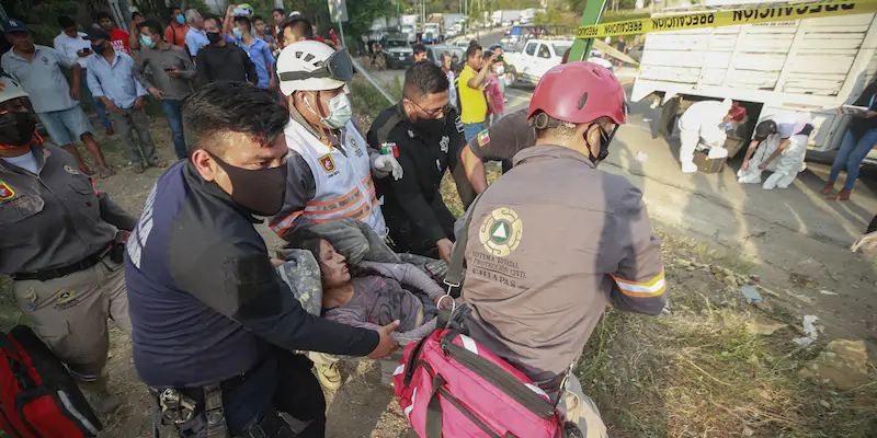 Una donna ferita nell'incidente viene soccorsa dal personale di emergenza (AP Photo)