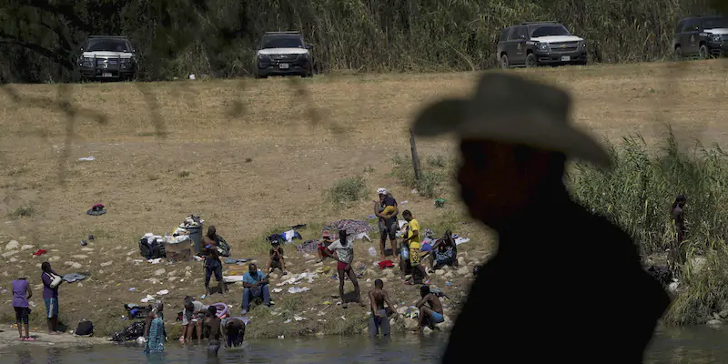 Migranti al confine tra Messico e Texas (AP Photo/Fernando Llano, File)