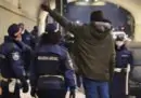 Lo sgombero di migranti e senzatetto sotto alla Stazione centrale di Milano