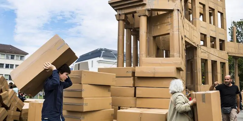 Volontari costruiscono un teatro di cartone a Vevey, Svizzera
(EPA/JEAN-CHRISTOPHE BOTT)