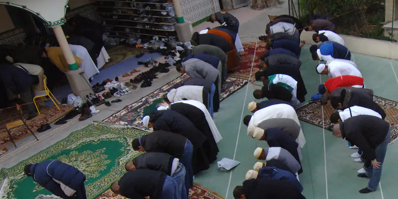 Uomini che pregano in una moschea nel sud della Francia (AP Photo/Claude Paris)