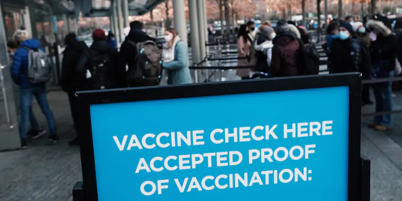 Un cartello fuori da un museo segnala che bisogna dimostrare di essere vaccinati per entrare, il 29 novembre 2021, a New York (Spencer Platt/Getty Images)
