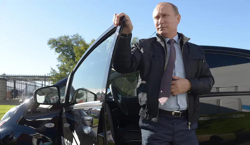 Vladimir Putin nel 2013, mentre scende da un'automobile al G20 di San Pietroburgo (Sergey Guneev/Host Photo Agency via Getty Images)