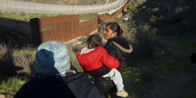 Migranti a Tijuan, in Messico, al confine con gli Stati Uniti (Sandy Huffaker/Getty Images)