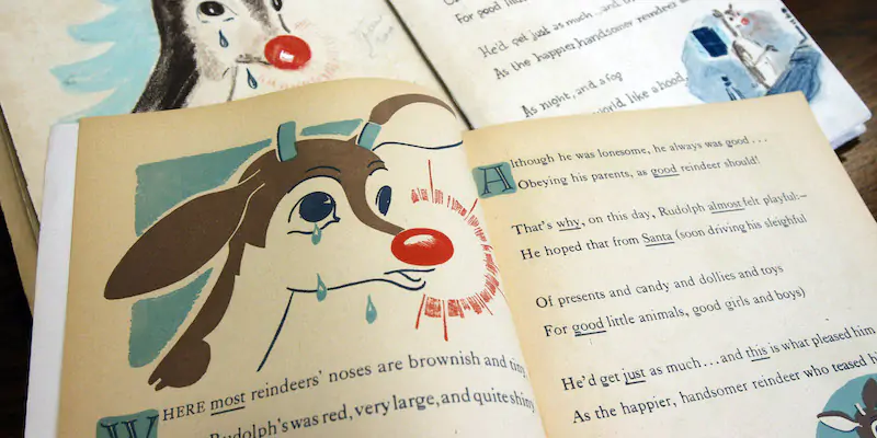 Una prima edizione del libro di Rudolph scritto da Robert May, insieme a una bozza dello stesso May (AP Photo/Toby Talbot)