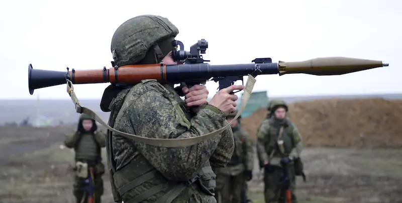 Soldati russi durante un'esercitazione al confine con l'Ucraina, nella regione di Rostov, il 14 dicembre (AP Photo)