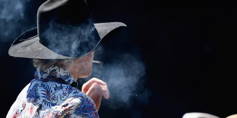 Un uomo che fuma a Methven, in Nuova Zelanda, il 21 ottobre 2018 (Kai Schwoerer/Getty Images)