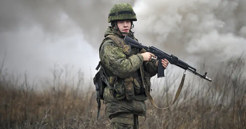 Un soldato russo durante un'esercitazione al confine ucraino (AP Photo)