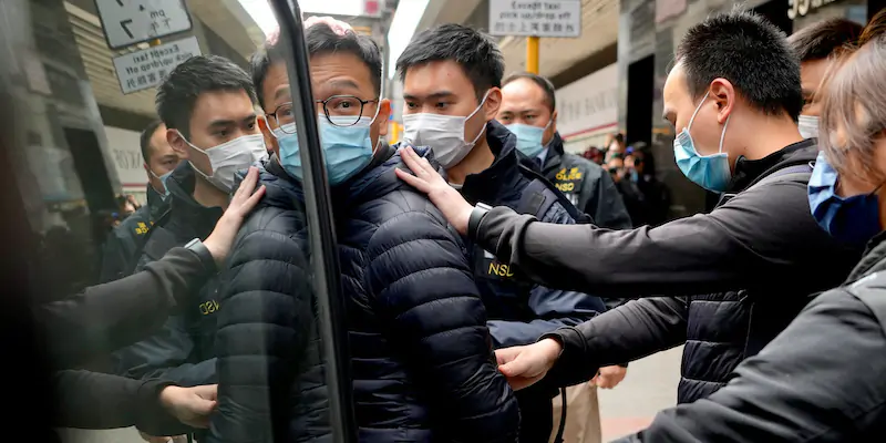 Il giornalista di Hong Kong Patrick Lam, mentre viene arrestato dalla polizia (AP Photo/Vincent Yu)