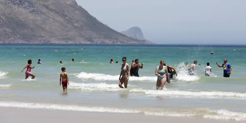 Strand Beach, vicino a Città del Capo, in Sudafrica, il 21 dicembre 2021 (AP Photo/Nardus Engelbrecht, La Presse)