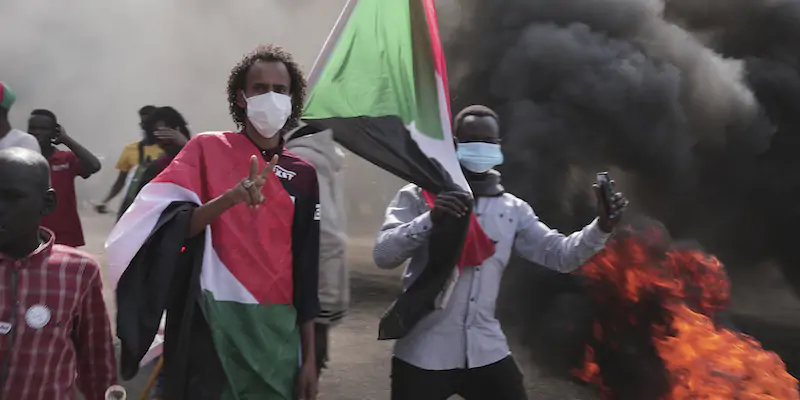 Persone che protestano contro il colpo di stato in Sudan (AP Photo/Marwan Ali)