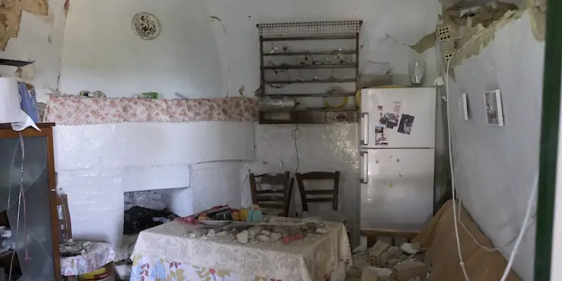 Una casa di Creta danneggiata da un terremoto, a fine settembre del 2021 (AP Photo/Harry Nakos)