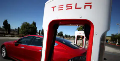 Tesla sta richiamando quasi 500mila veicoli negli Stati Uniti per alcuni problemi di sicurezza