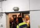 Il video di una troupe del TG1 sequestrata nell'ufficio di una senatrice no vax in Romania