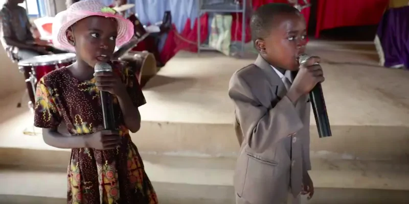 Un bambino e una bambina della comunità Ubang, dove maschi e femmine parlano due dialetti differenti (BBC)