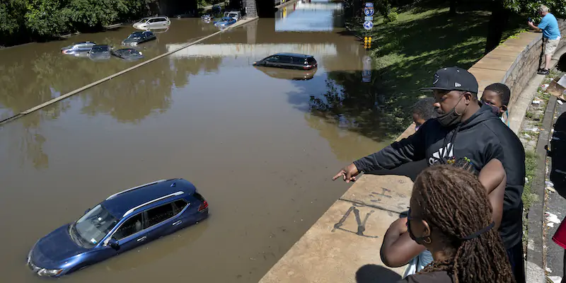 Automobili sommerse in una strada del Bronx, a New York, a causa dell'uragano Ida, il 2 settembre 2021 (AP Photo/Craig Ruttle, La Presse)